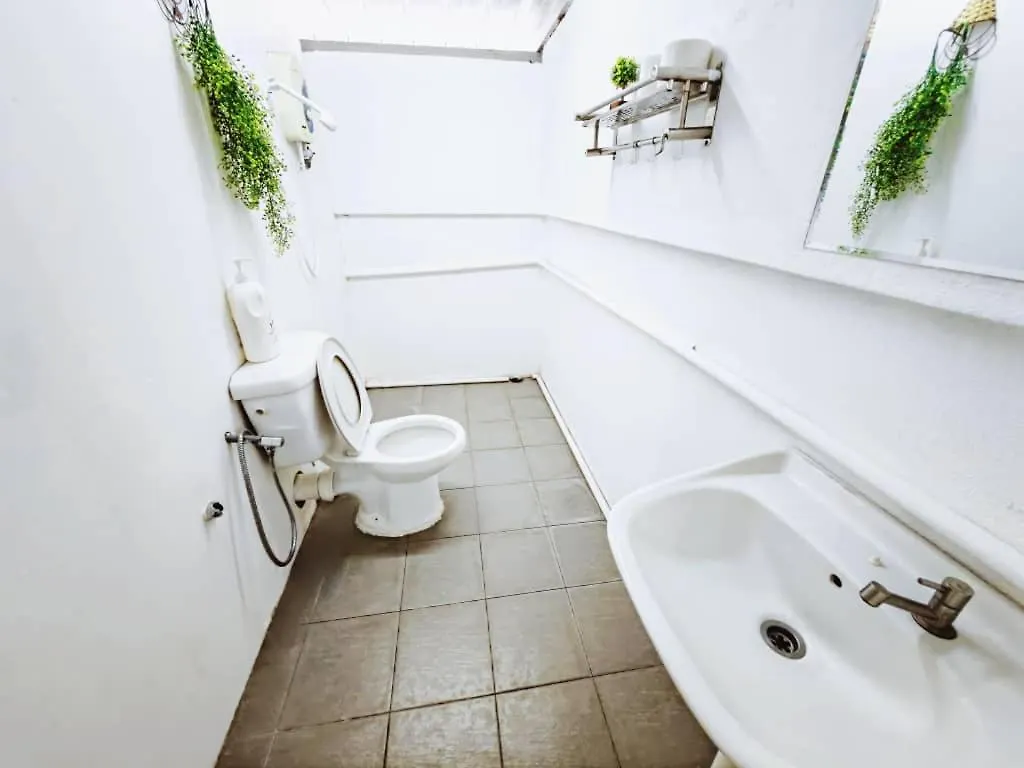 38 Georgetown 3 Storey Terrace Local Food 5Rooms 16Pax Maleisië